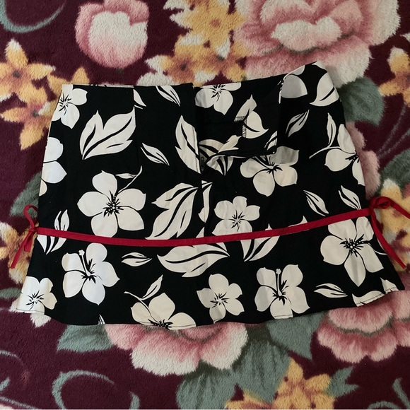 Papaya small vintage y2k Black and White Floral Mini Skirt - Picture 2 of 8